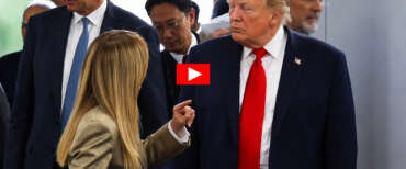 In ginocchio da Trump? No, Meloni a testa alta e con il dito a indicare le priorità. Spunta il video che zittisce la sinistra