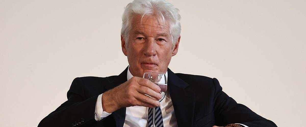 Migranti, “Paperon” Gere scarica palate di fango sull’Italia. Ma nella sua villa di lusso non li accoglie… Migranti, “Paperon” Gere scarica palate di fango sull’Italia. Ma nella sua villa di lusso non li accoglie…