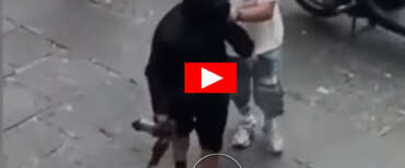 Col mitra Kalashnikov in mano nel centro di Napoli: panico e la fuga verso i vicoli (video)