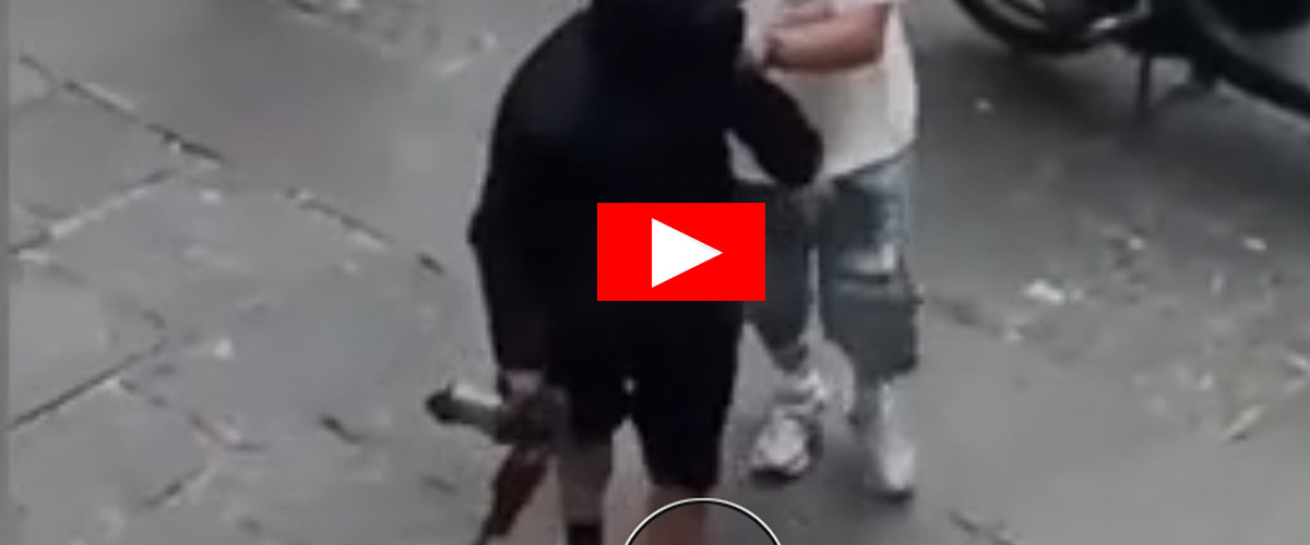 Col mitra Kalashnikov in mano nel centro di Napoli: panico e la fuga verso i vicoli (video)