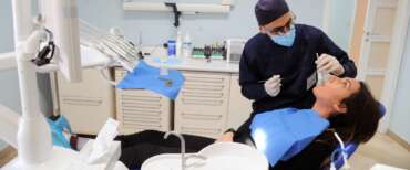 Furia dal dentista. 27enne straniero morde la dottoressa e sputa ovunque. Ambulatorio costretto a chiudere