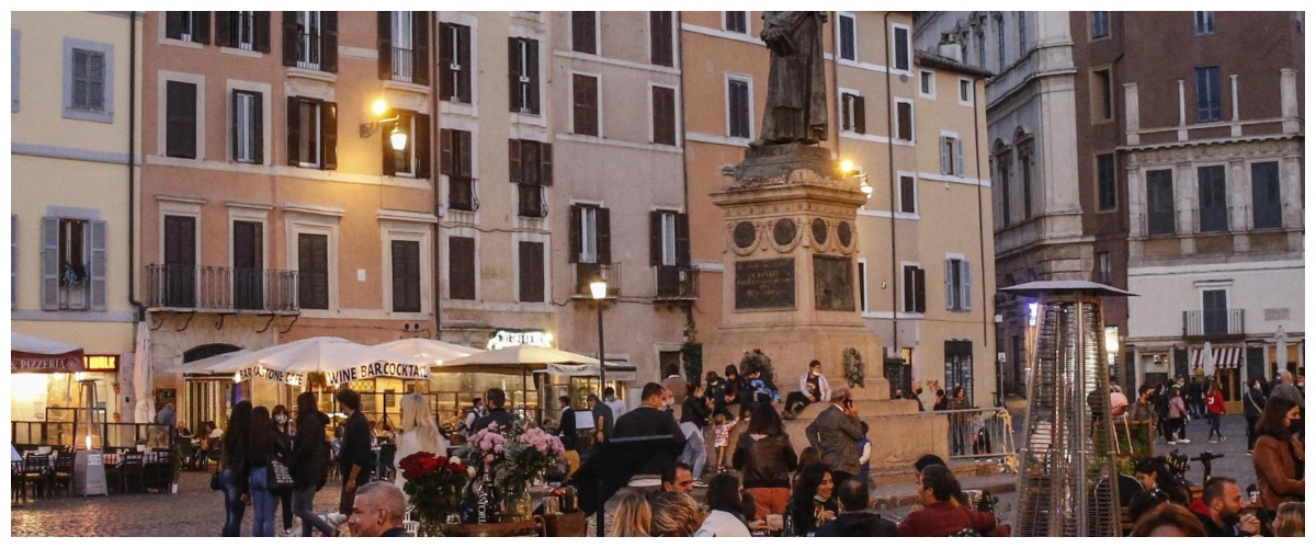 Movida da sballo a Roma, FdI contro Gualtieri: «Regala i sacchetti anti-vomito, ma non ha un piano di sicurezza urbana»
