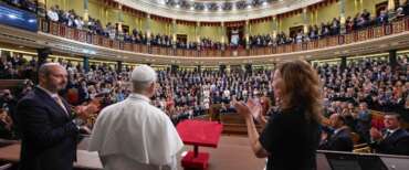 Pace, diritto a non emigrare, sacralità della vita: 10 minuti di applausi per Papa Leone XIV