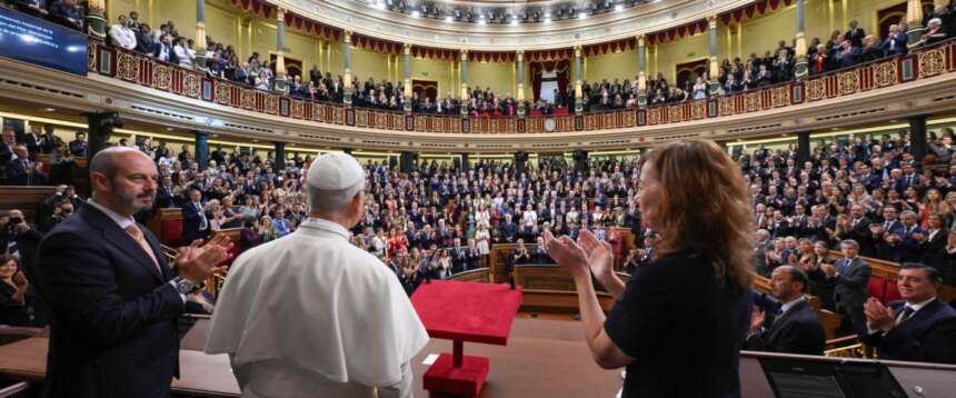 Pace, diritto a non emigrare, sacralità della vita: 10 minuti di applausi per Papa Leone XIV