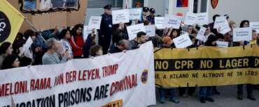 Una manifestazione di protesta contro il Protocollo Italia-Albania davanti al Cpr di Gjader