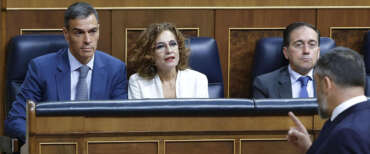 Sanchez attacca i giudici per difendere la moglie. Abascal (Vox): “Resisti in poltrona come uno scarafaggio”