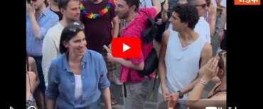 Al Gay Pride Schlein si scatena: canta “esibizionista” di Annalisa, poi spunta Elodie con la fidanzata (video)