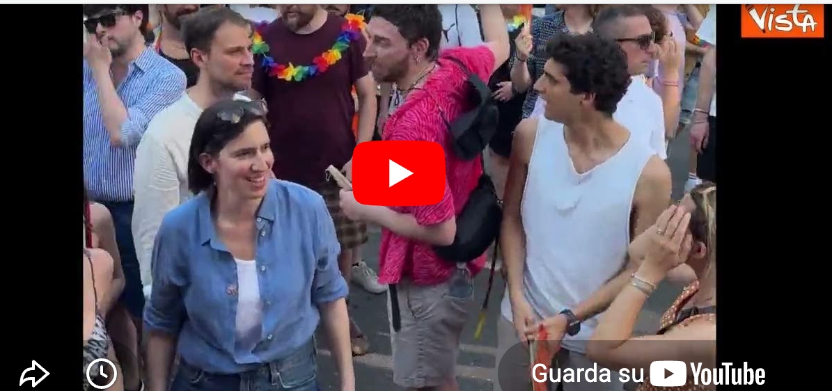 Al Gay Pride Schlein si scatena: canta “esibizionista” di Annalisa, poi spunta Elodie con la fidanzata (video)