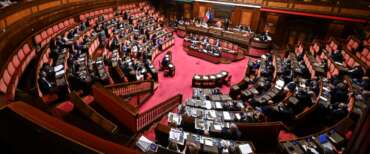 Il salario giusto è legge. Esulta il centrodestra: “Il governo tutela i lavoratori, la sinistra fa demagogia”