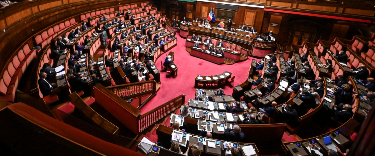 Il salario giusto è legge. Esulta il centrodestra: “Il governo tutela i lavoratori, la sinistra fa demagogia”