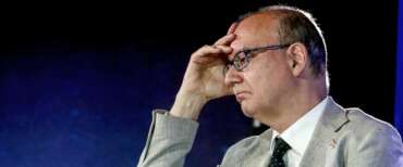 Prof scaraventato contro il muro da alunni 14enni finisce all’ospedale. Valditara: “Nessuna indulgenza verso i violenti”