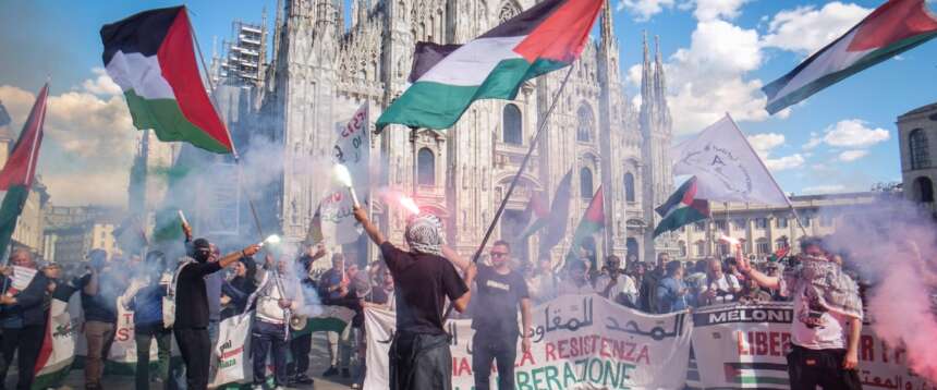 Al corteo di Milano del 25 aprile, 34enne portoghese andò in piazza avvolta nella bandiera di Hezbollah: è indagata per istigazione al terrorismo