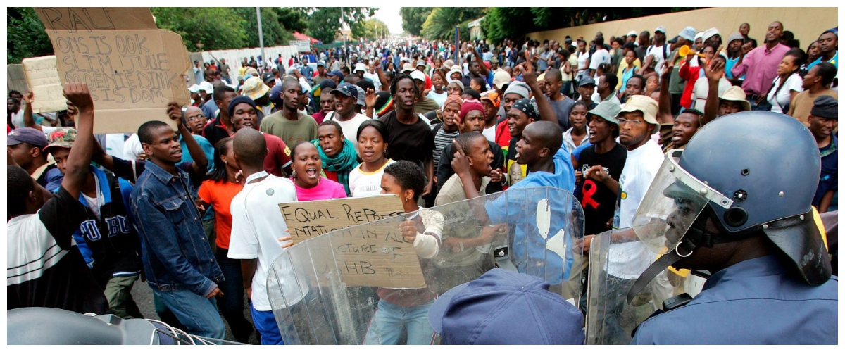 il sudafrica in rivolta contro gli immigrati due morti e novecento arresti per le manifestazioni in piazza da Secoloditalia.it il sudafrica in rivolta contro gli immigrati due morti e novecento arresti per le manifestazioni in piazza