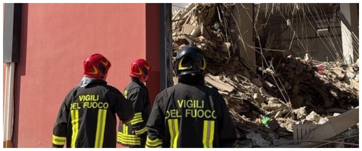 Crolla un palazzo a Messina: cinque feriti gravi. Si cercano i dispersi anche con unità cinofile e droni Crolla un palazzo a Messina: cinque feriti gravi. Si cercano i dispersi anche con unità cinofile e droni