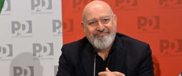Bonaccini choc a La7: «Senza migranti chi pulirà gli alberghi e raccoglierà la verdura?». Il web: classista e razzista (video)