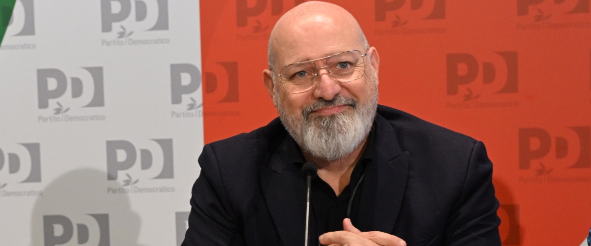 Bonaccini choc a La7: «Senza migranti chi pulirà gli alberghi e raccoglierà la verdura?». Il web: classista e razzista (video)