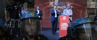 Contestazioni a Napoli contro Conte, Schlein, Fratoianni e Bonelli: interrotta la diretta streaming