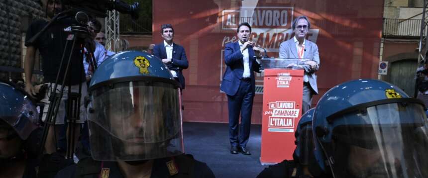 Contestazioni a Napoli contro Conte, Schlein, Fratoianni e Bonelli: interrotta la diretta streaming