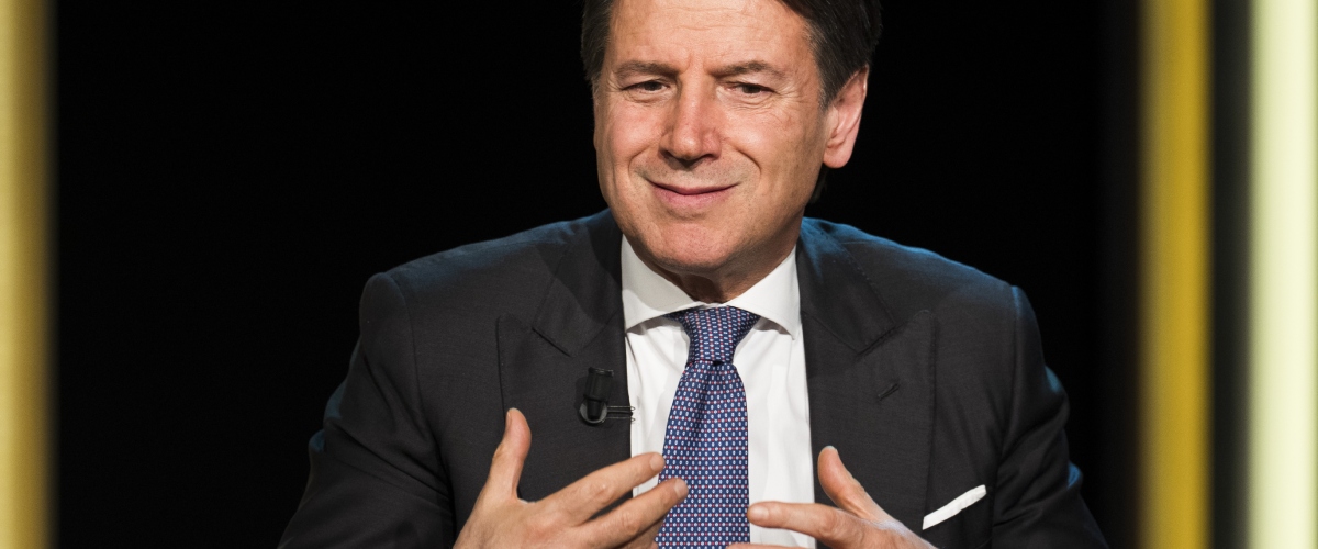 Conte, il re dei Dpcm è nudo e ora trema: insulta FdI, evoca complotti e strappi alla Carta, spara a zero su tutti, Commissione, stampa, tv