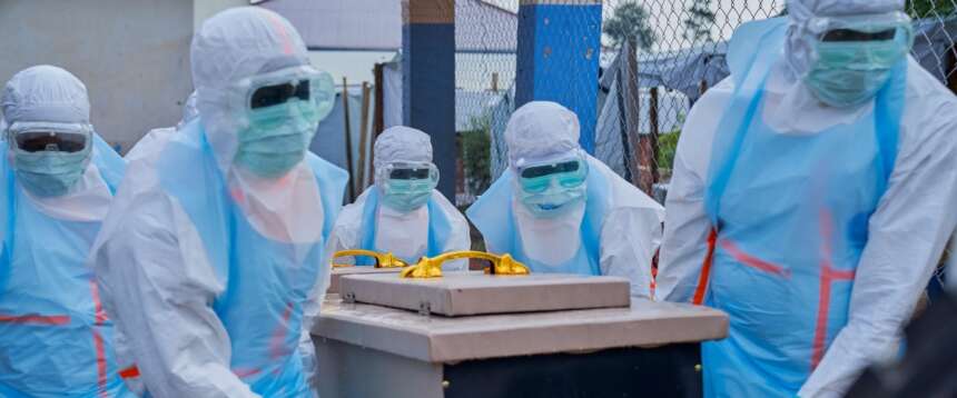 Ebola, l’Ue valuta le restrizioni per chi arriva dai Paesi a rischio: un vaccino è già in elaborazione