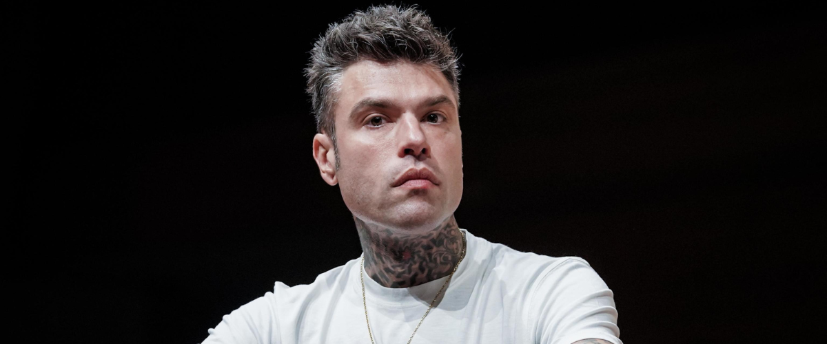 Fedez resta in ospedale: medici cauti, ma le sue condizioni non sarebbero gravi