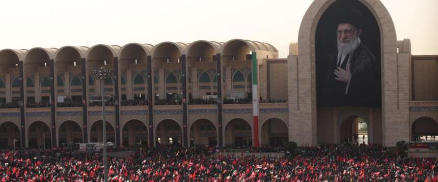 Iniziati i funerali di Khamenei: minacce a Usa e Israele e nessuna traccia di Mojtaba