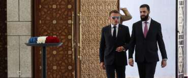 Evacuato Macron dopo un’esplosione a Damasco: diciotto feriti per ordigni nascosti nella spazzatura