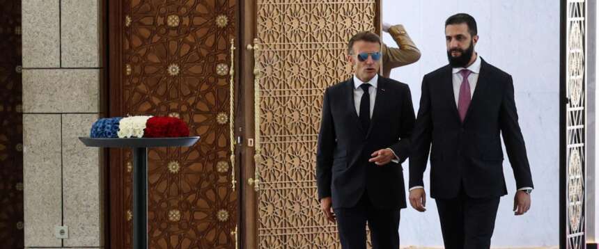 Evacuato Macron dopo un’esplosione a Damasco: diciotto feriti per ordigni nascosti nella spazzatura