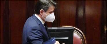 Conte “mascherina, ti conosco”: una lunga storia di incoerenza e giravolte