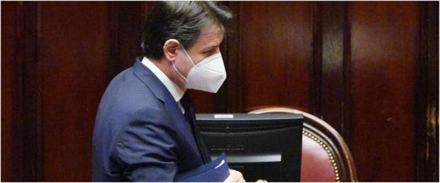 Conte “mascherina, ti conosco”: una lunga storia di incoerenza e giravolte