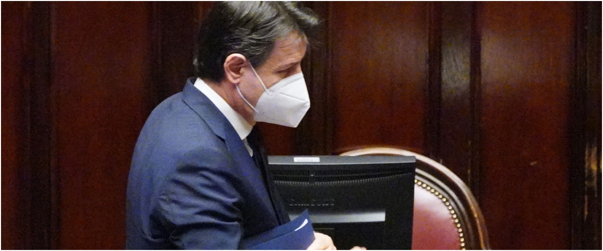 Conte “mascherina, ti conosco”: una lunga storia di incoerenza e giravolte
