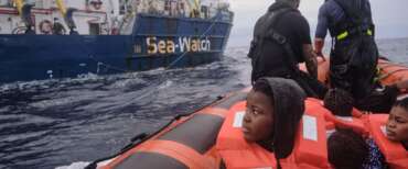 Migranti, l’appuntamento della vergogna filmato da Frontex e rilanciato da “Il Giornale” smaschera l’appuntamento in mare aperto tra scafisti e Ong