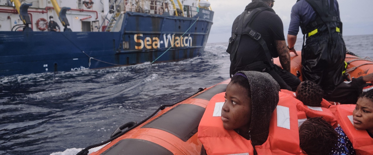 migranti altro che soccorsi le immagini inchiodano la sea watch e il suo appuntamento in mare con gli scafisti per il trasbordo dei passeggeri da Secoloditalia.it migranti altro che soccorsi le immagini inchiodano la sea watch e il suo appuntamento in mare con gli scafisti per il trasbordo dei passeggeri