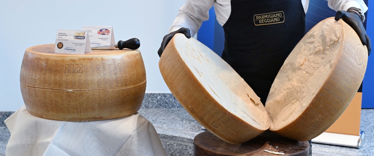 Made in Italy inarrestabile: boom del Parmigiano negli Usa e clamoroso dietrofront sulle etichette choc dell’Irlanda sul vino