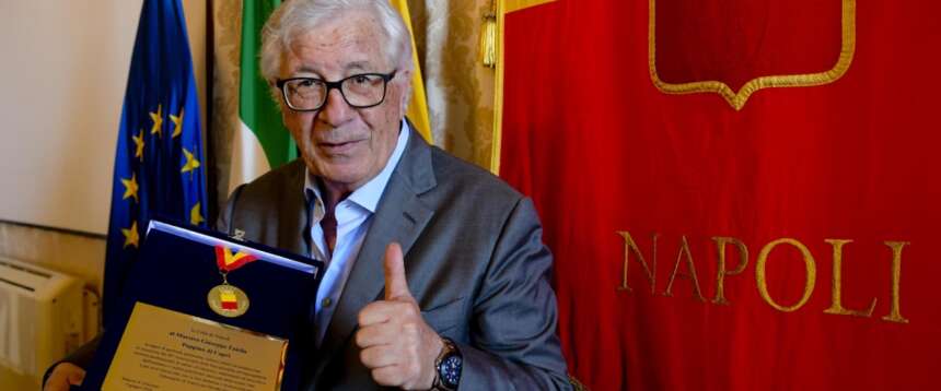 Cameriere, champagne per un’ultima volta: il mondo della politica ricorda Peppino di Capri