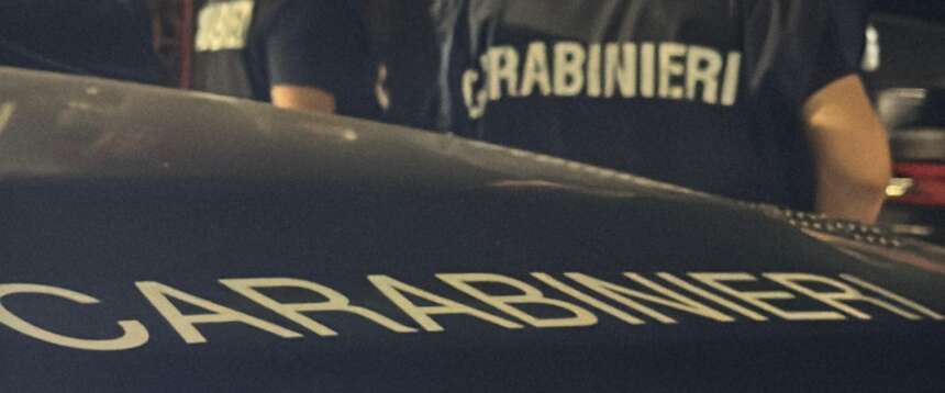 SSalvata dai carabinieri mentre è sospesa nel vuoto nel tentativo di togliersi la vita