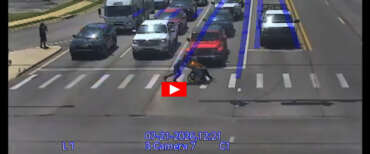 Spiderman aiuta un anziano in sedia a rotelle ad attraversare: ecco perché è tutto vero (video)