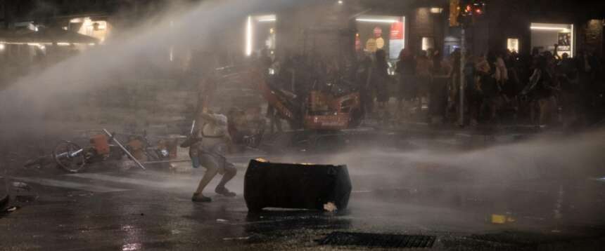 Bologna, guerriglia urbana di collettivi e antagonisti di sinistra: 11 feriti e devastazioni fino a notte fonda