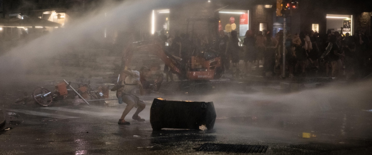 Bologna, guerriglia urbana di collettivi e antagonisti di sinistra: 11 feriti e devastazioni fino a notte fonda