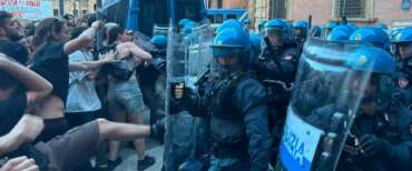 Fakir, a Bologna assalto dei manifestanti contro la polizia. Piantedosi: «Chi agita pregiudizi non si fida neanche dei pm»
