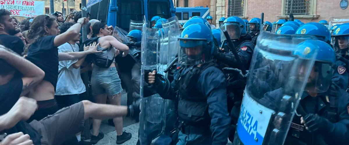Fakir, a Bologna assalto dei manifestanti contro la polizia. Piantedosi: «Chi agita pregiudizi non si fida neanche dei pm»