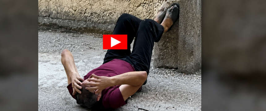 Bologna, colpo di scena. Spunta il video di Fakir che dà in escandescenze. E la bodycam l’accende il poliziotto