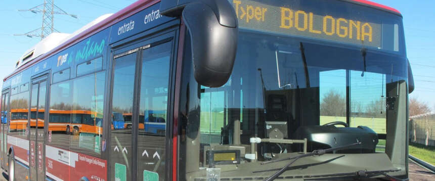 Bus gratis ai migranti, spunta la cifra: 40mila euro a Bologna dove i biglietti per i cittadini sono i più cari d’Italia