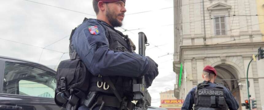 Roma, maxi blitz dei Carabinieri a Termini: 19 arresti, droga, armi e borseggiatori fermati