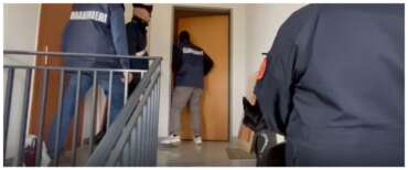 “Mi fai tornare da te? Ho portato pure un amico”. L’ex fidanzata dice no, loro sfondano casa. Arrestati due nordafricani
