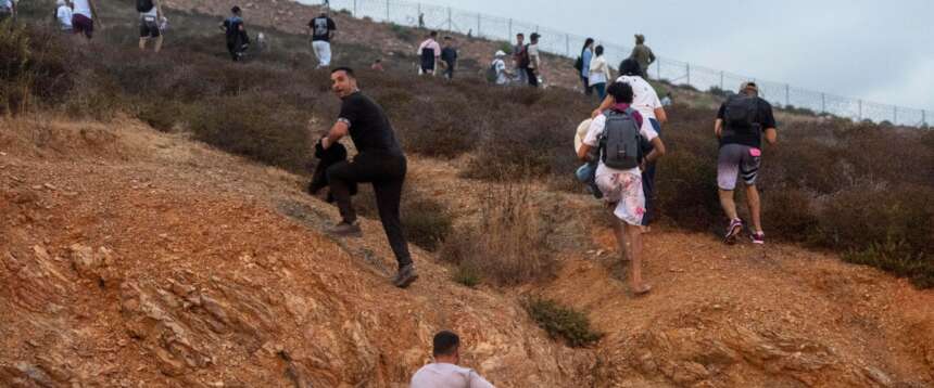 Caos migranti a Ceuta: altri arrivi dal Marocco, 18 vittime. L’Ue offre il rafforzamento di Frontex