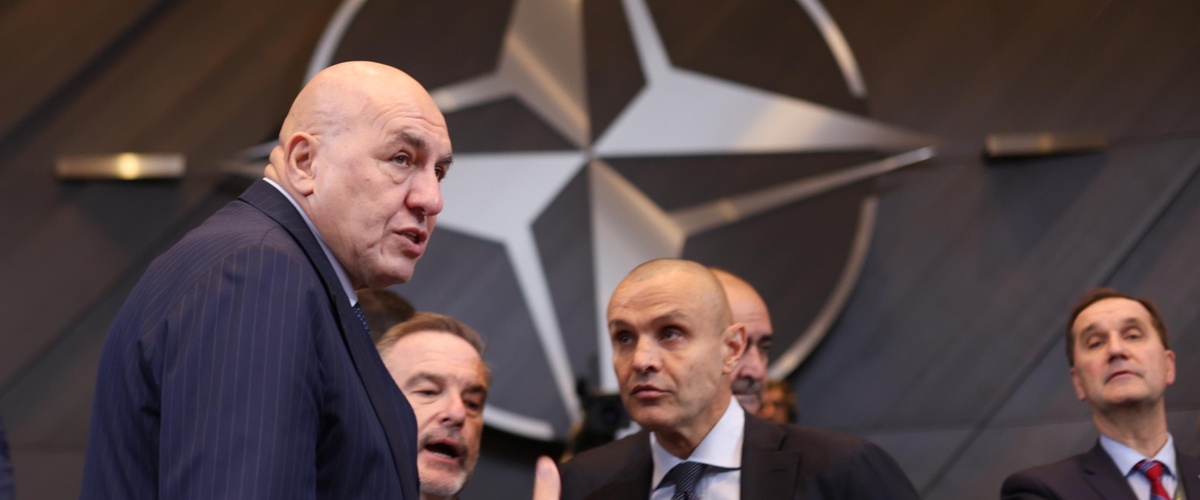 La sinistra grida allo scandalo sui voli Usa, Crosetto tira fuori i numeri: “Il record? Con Conte a Palazzo Chigi”