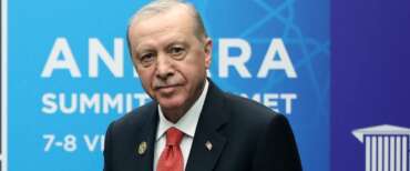 Lo spiazzante regalo di Erdogan ai leader Nato: una pistola e un kit di proiettili. Le reazioni tra imbarazzo e aplomb