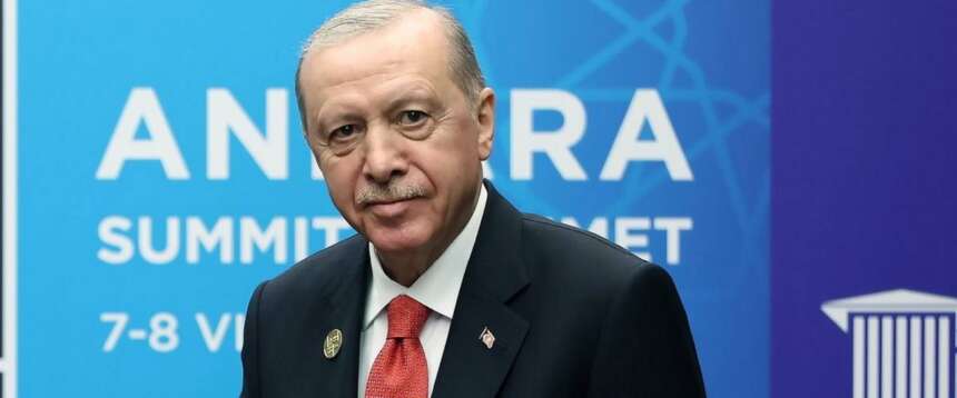 Lo spiazzante regalo di Erdogan ai leader Nato: una pistola e un kit di proiettili. Le reazioni tra imbarazzo e aplomb
