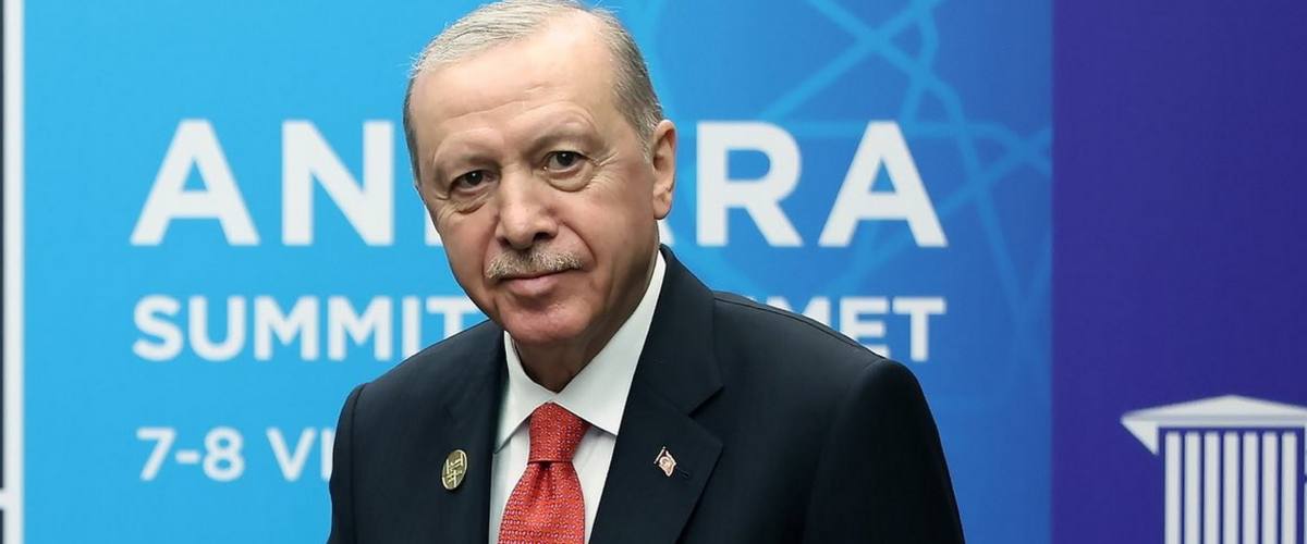Lo spiazzante regalo di Erdogan ai leader Nato: una pistola e un kit di proiettili. Le reazioni tra imbarazzo e aplomb
